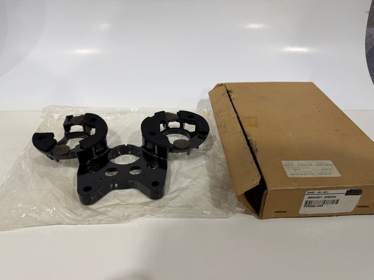 NOS KAWASAKI Z1 900 Meter Bracket Z1A Z1B NEW 25008-044