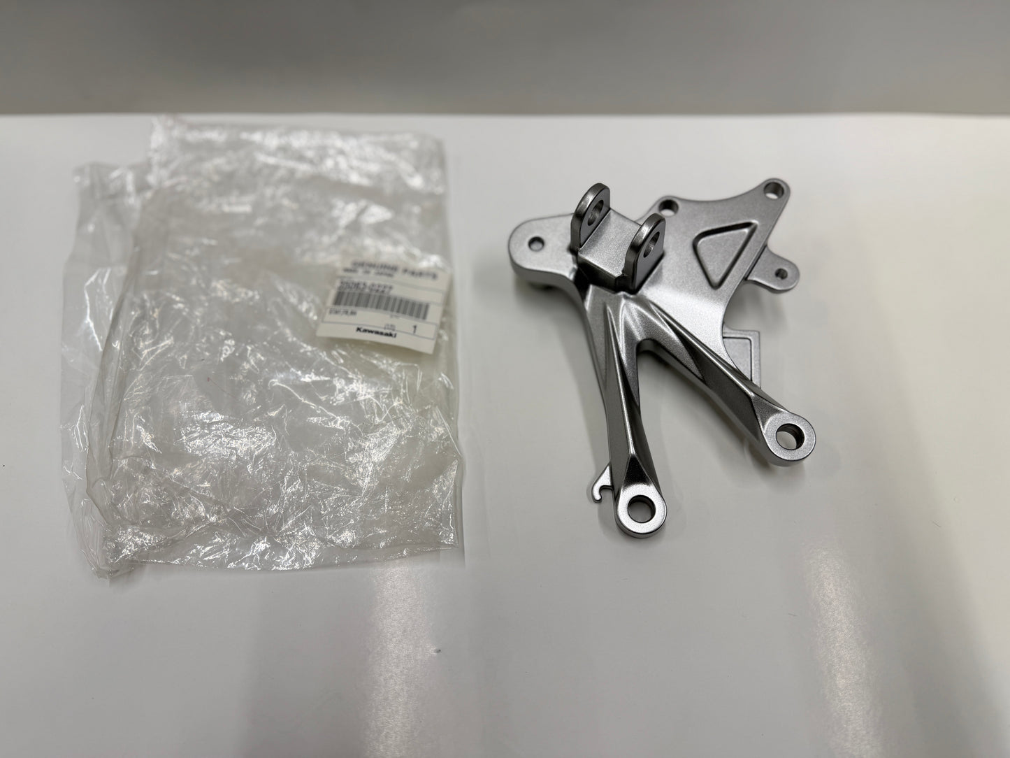 NOS KAWASAKI Stay FR, RH - 35063-0227 FITS 06-07 ZX-10R