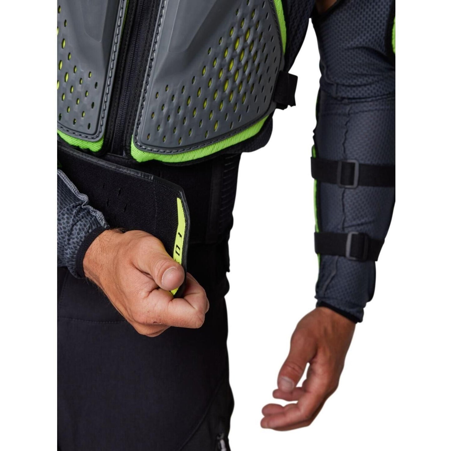 टाइटन स्पोर्ट चेस्ट गार्ड जैकेट